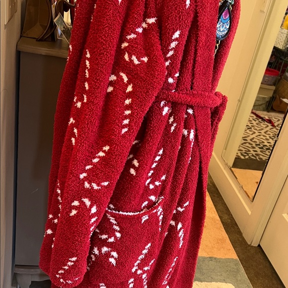 Luxurious POTTERY BARN Red Candy Cane Robe - Picture 4 of 16